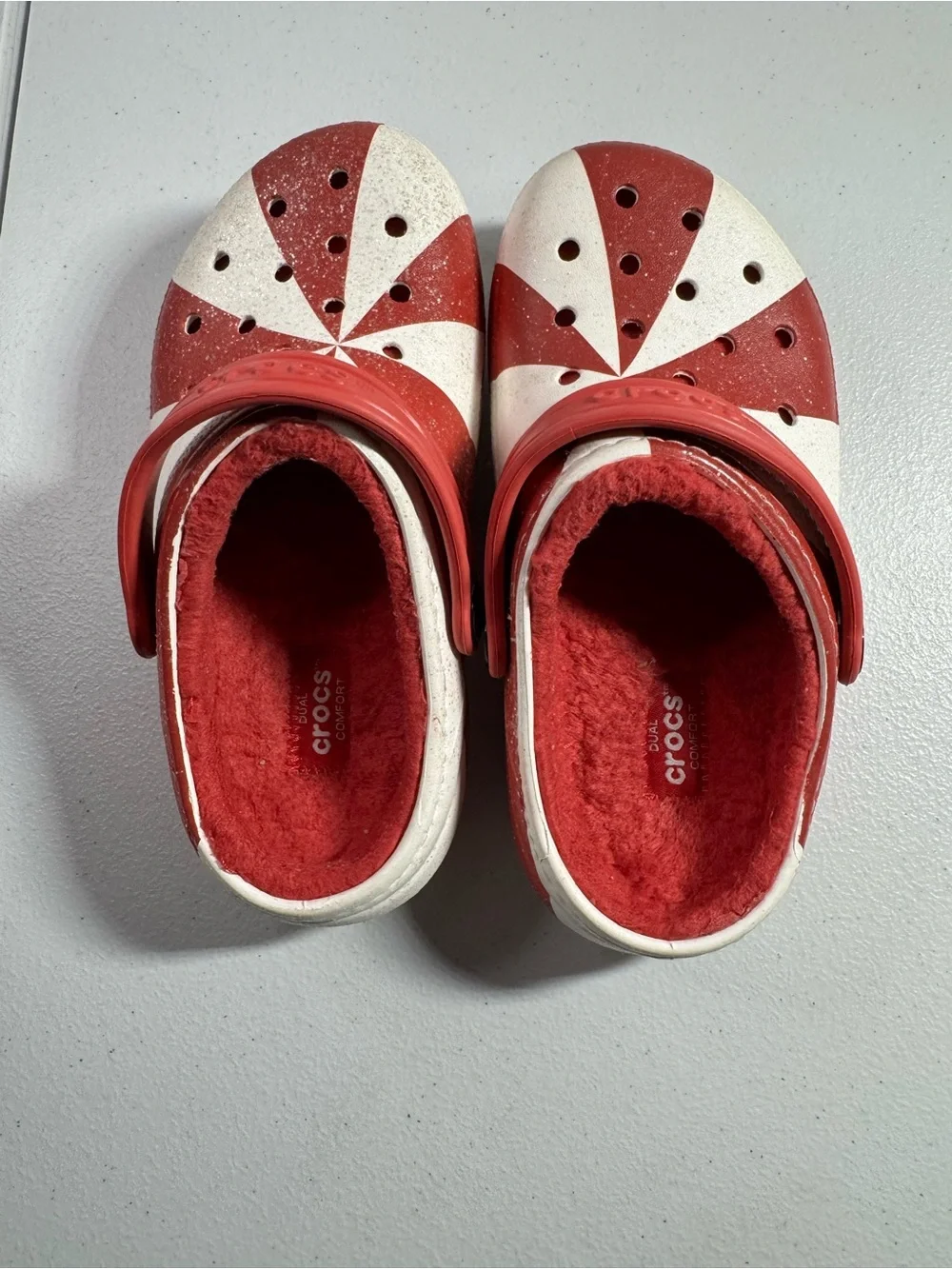 CROCS Kids Red & White Pinwheel Lined Clogs